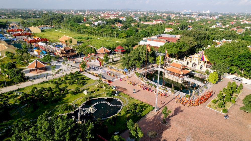 Đền được xây dựng trong khuôn viên rộng lớn 3000m2